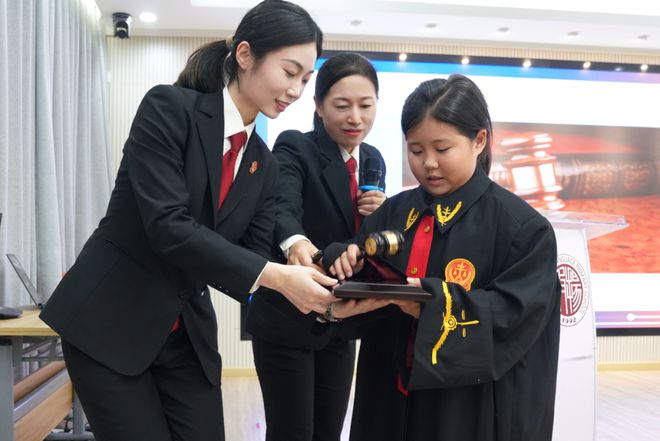 女座的法官和她的助理 建院30周年qy球友会体育王国侠×刘宇星：处(图5)