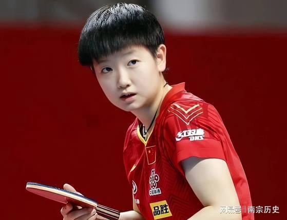 送行一脸慈祥仿佛家长送孩子上学有爱!国乒出征多哈马龙为孙颖莎
